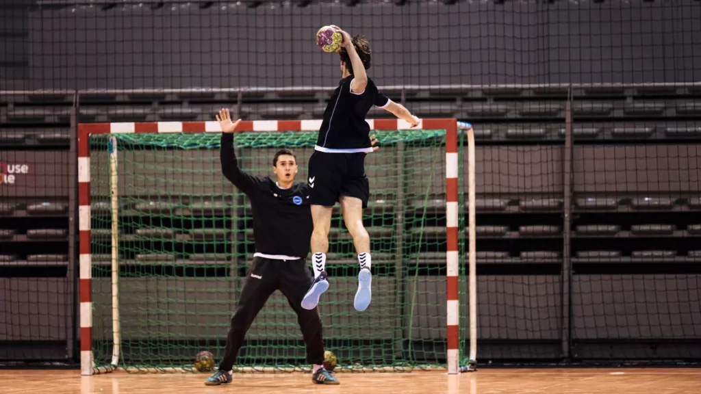 ungdomar som spelar handboll