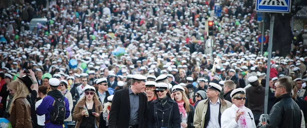 studenter med studentmössor