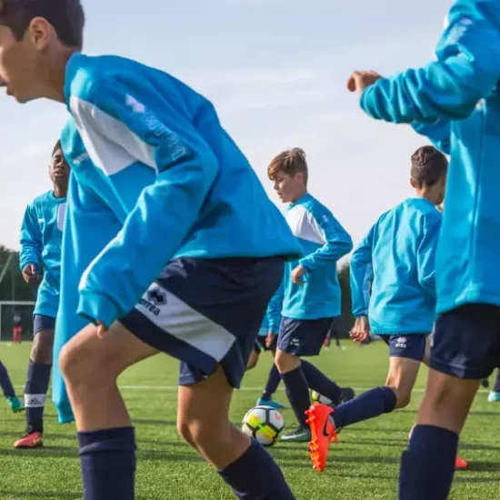 ungdomar som spelar fotbollsmatch