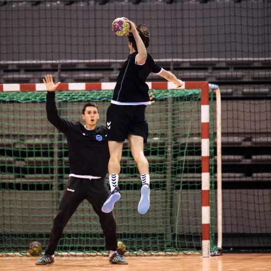 ungdomar som spelar handboll