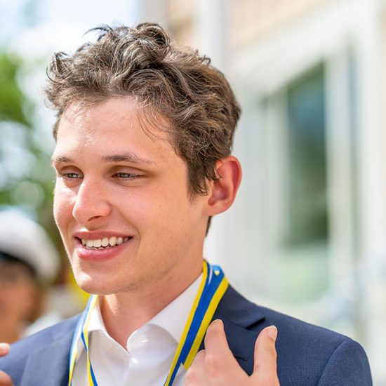 ungdom som tagit studenten