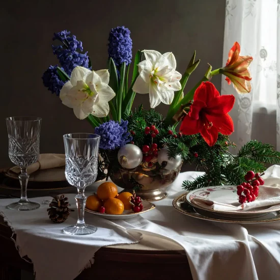 blåa hyacinter röd och vit amaryllis på bord blåa hyacinter röd och vit amaryllis på bord